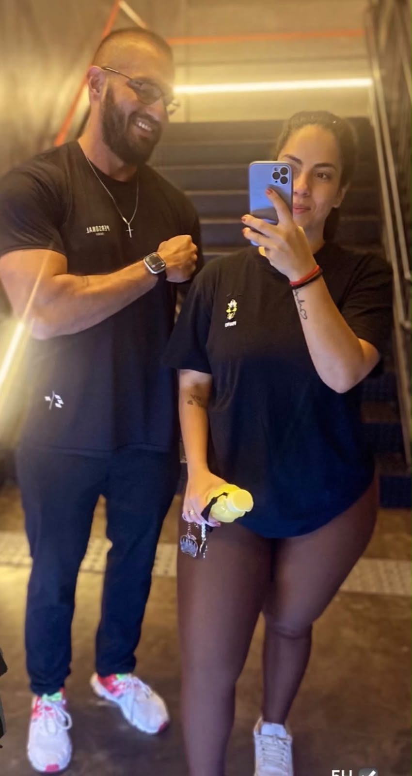 Suellen com o personal Ricardo Maciel na academia